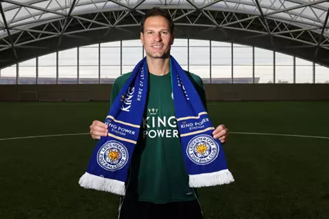 المحطة الإنجليزية العاشرة.. بيجوفيتش إلى ليستر سيتي